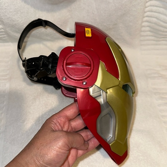 DISNEYPARKS MARVEL EXCLUSIVE- IRON MAN MASK COLLECTORS ITEM - Picture 6 of 12